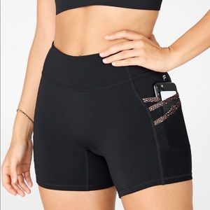 NWT Fabletics Trinity 5in Biker Short With Pockets